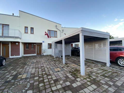 Izīrē rindu māju Piņķos, Bezdelīgu ielā 3 